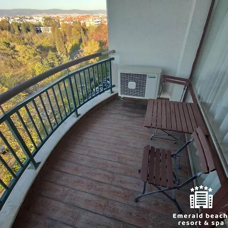 Апартамент Emerald Beach Resort & Spa